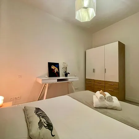 בית נופש Spacious & Stylish 3 Bedroom Near Monaco בוסוליי