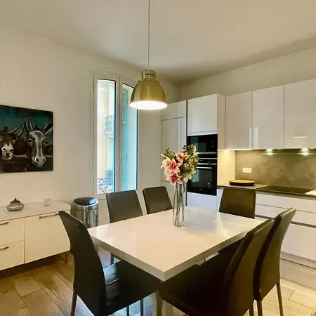 Large 4-room Town Center Near Monaco *
