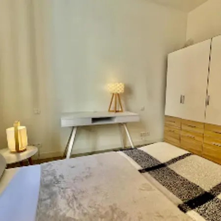 Large 4-room Town Center Near Monaco