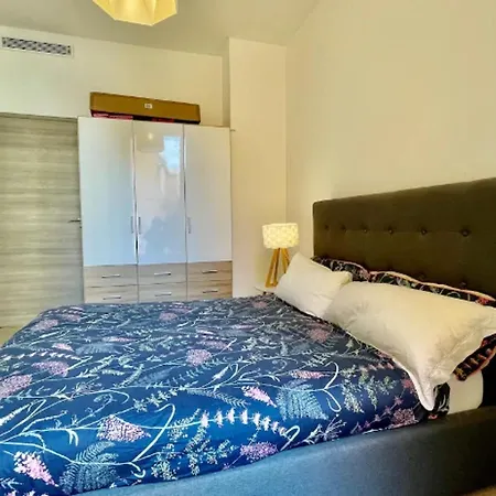 Casa de Férias Stylish 3-Bedroom Gem Steps From Monaco Spacious *