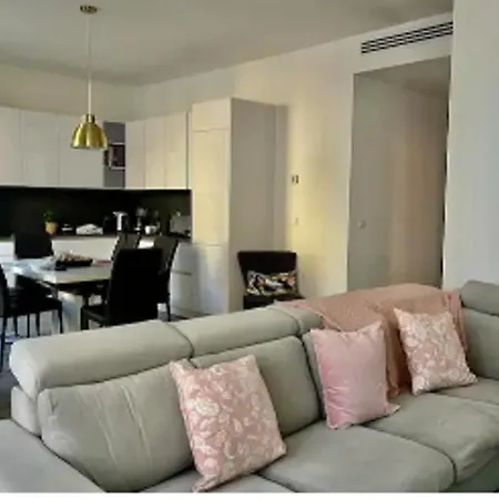 Casa de Férias Stylish 3-Bedroom Gem Steps From Monaco Spacious *